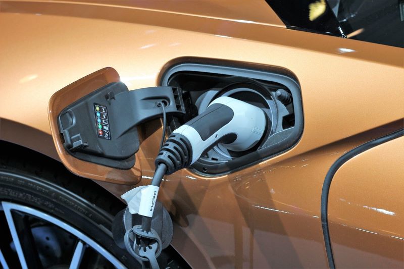 Auto elektryczne podłączone do ładowania
