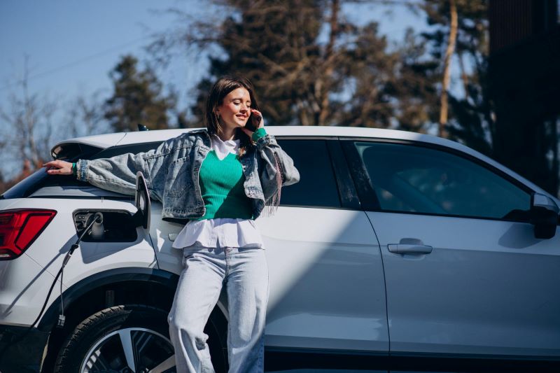 Kobieta stoi przy aucie
