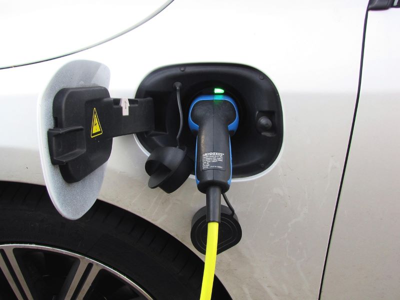 Ładowanie auta elektrycznego